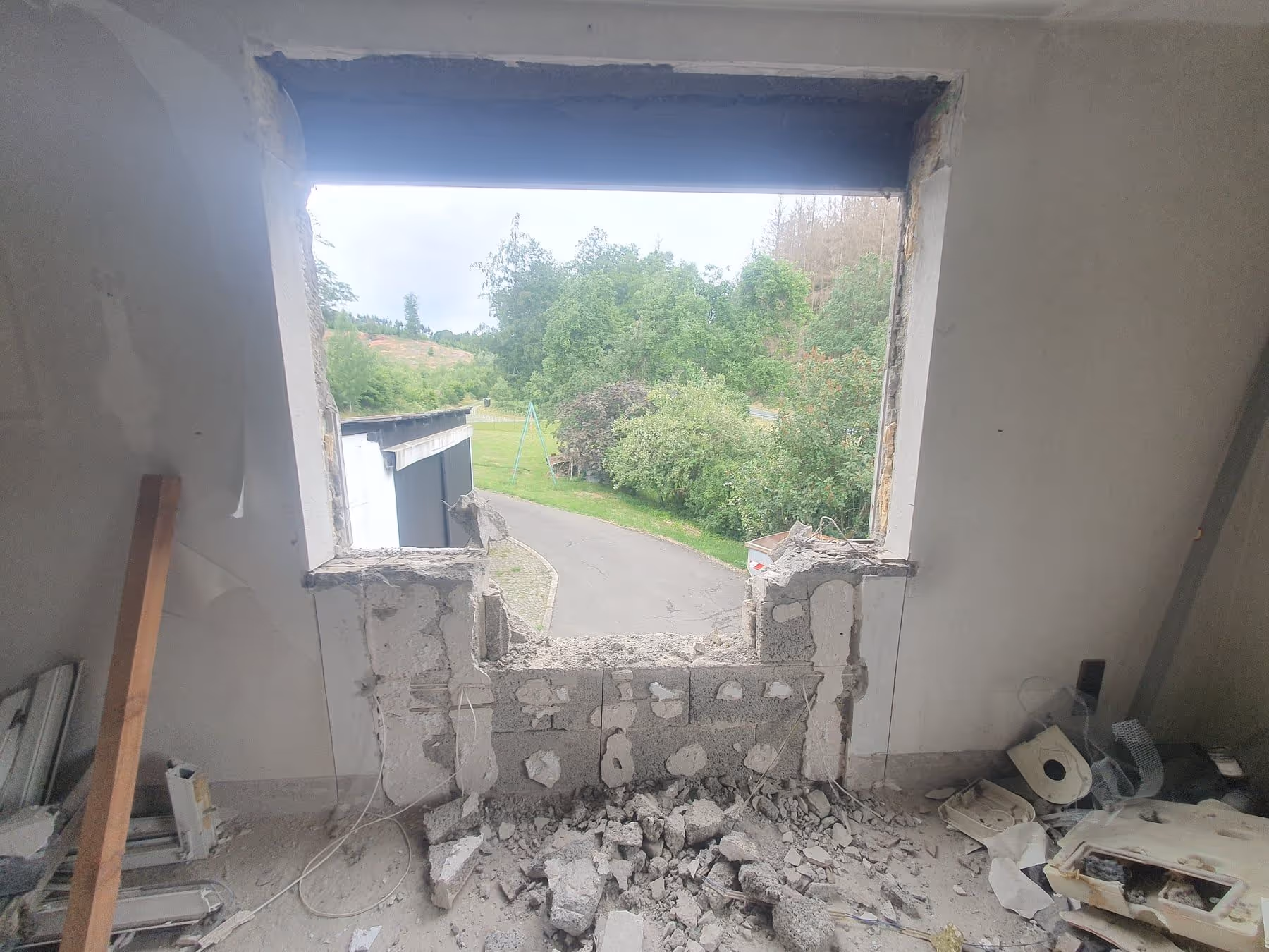 Besenrein übergebener Bereich nach Abbrucharbeiten