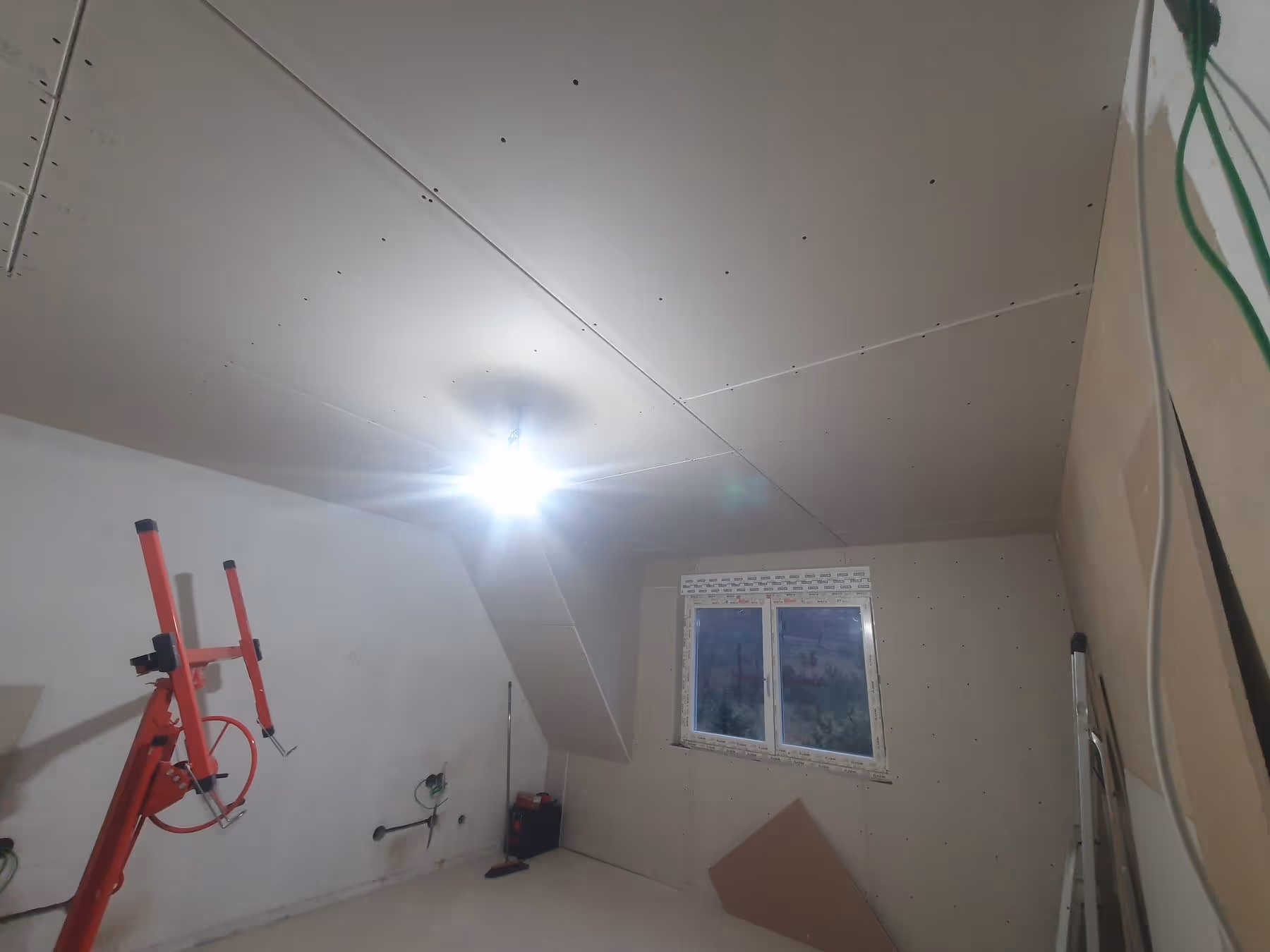 Fertig beplankte, abgehängte Decke vor dem Verspachteln