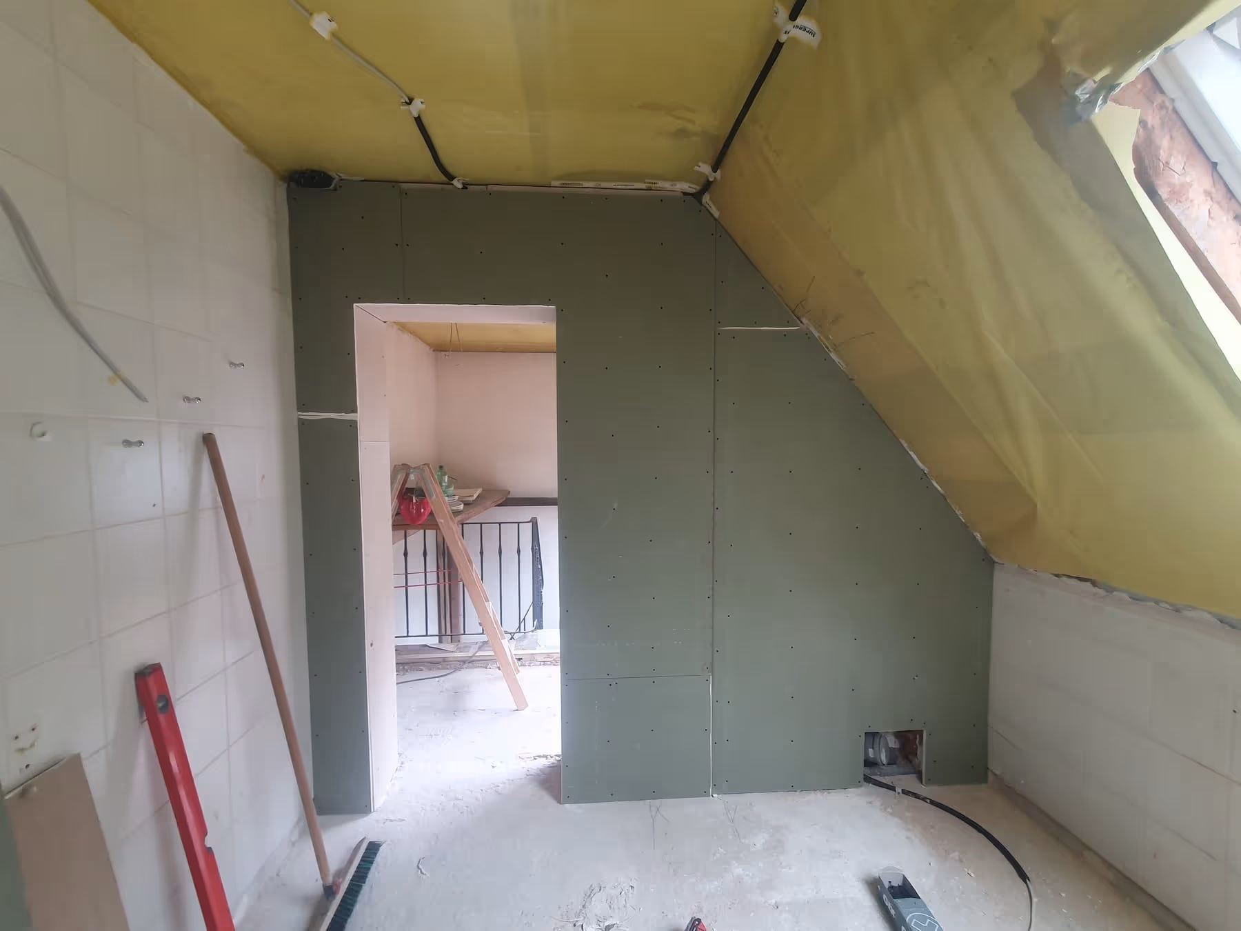 Neu errichtete Trockenbauwand mit sauberen Kanten