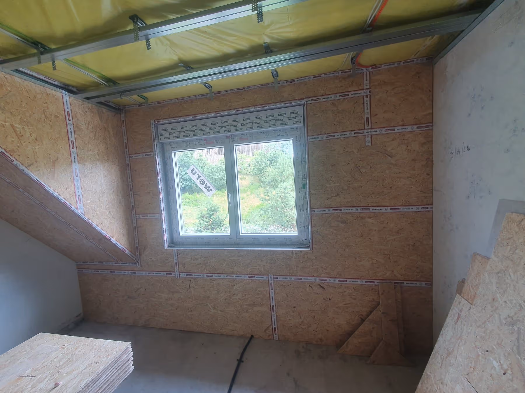 Trockenbauarbeiten mit ausgerichtetem Metallständerwerk