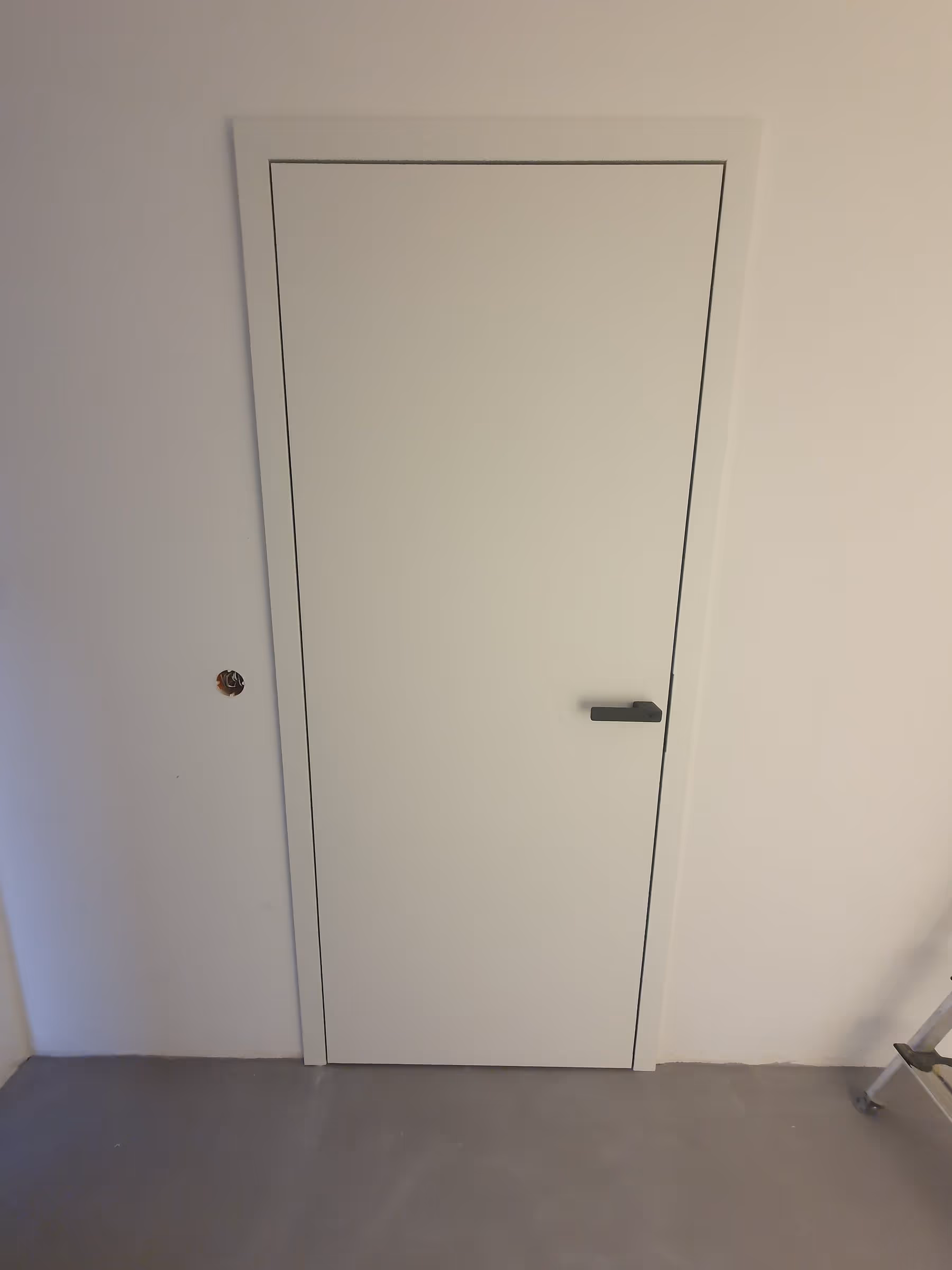Fachgerecht montierte Innentür mit sauberem Anschluss an die Wand